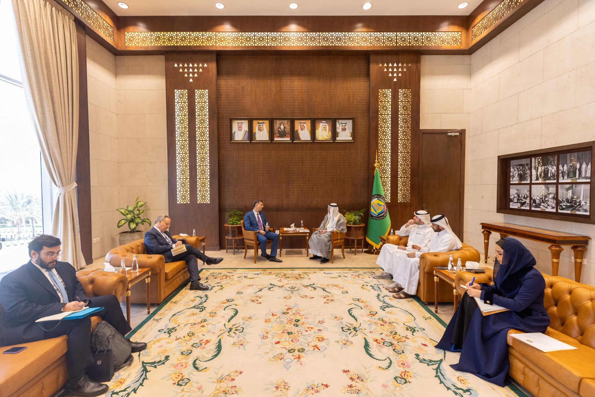 الأمين العام لمجلس التعاون لدول الخليج العربية جاسم البديوي يستقبل نائب وزير الخارجية اليوناني هاري ثيوهاريس