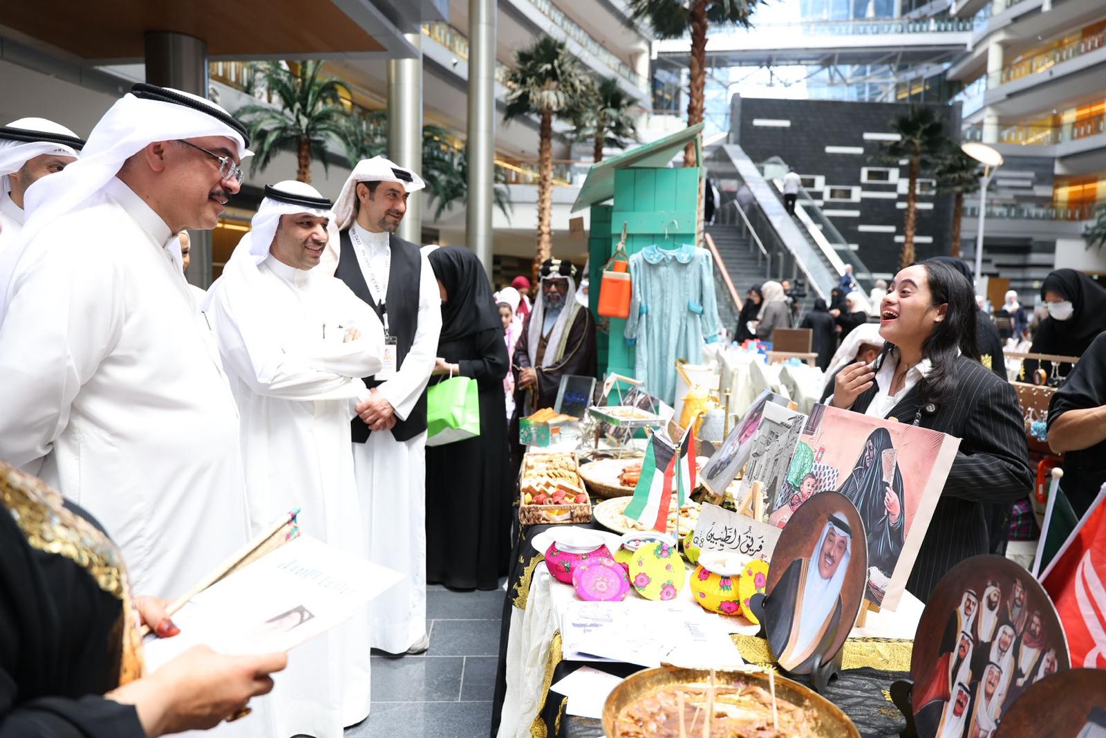 وزير التربية المهندس سيد جلال الطبطبائي خلال معرض (إكسبو 965) للمعارض التراثية والحرفية والمبدعين الكويتيين