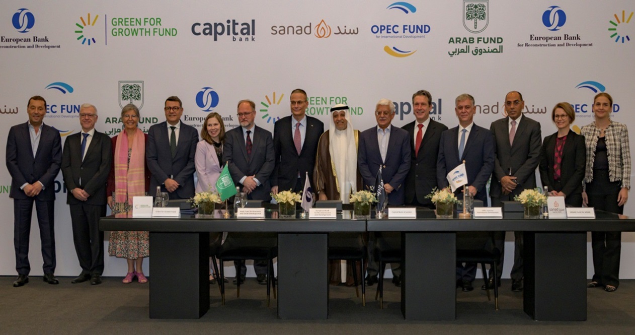 The Arab Fund for Economic and Social Development (AFESD) Chairman Fawzi Al-Hunaif with Capital Bank of Jordan's CEO Tamer Ghazaleh