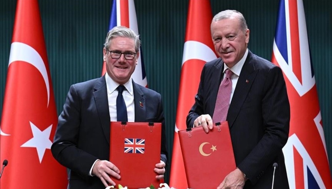 الرئيس التركي رجب طيب أردوغان ورئيس الوزراء البريطاني كير ستارمر