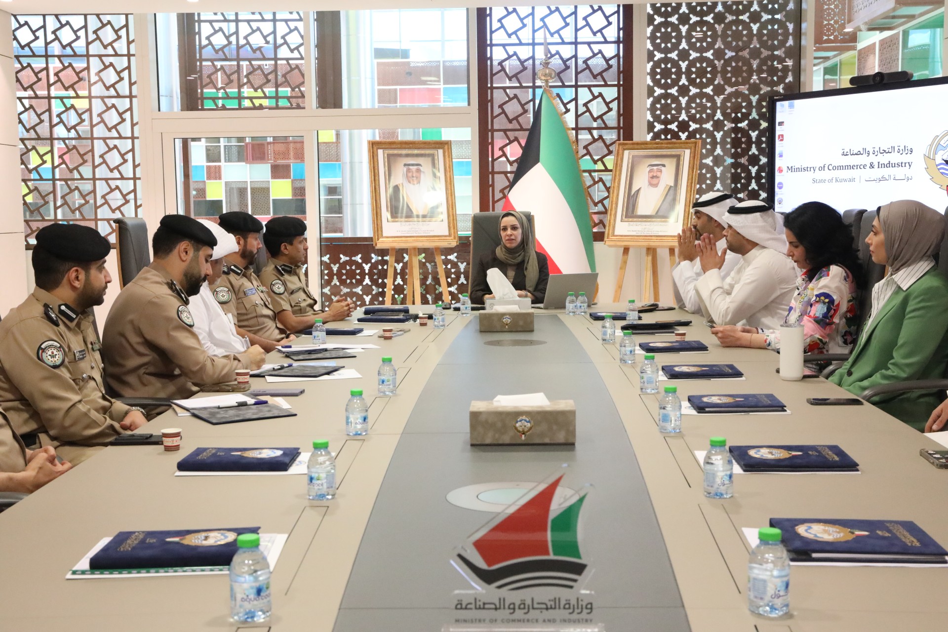 وكيل وزارة التجارة والصناعة بالتكليف مروة الجعيدان ومسؤولو وزارتي التجارة والداخلية خلال الاجتماع الخاص بتدشين الخدمات الرقمية الجديدة