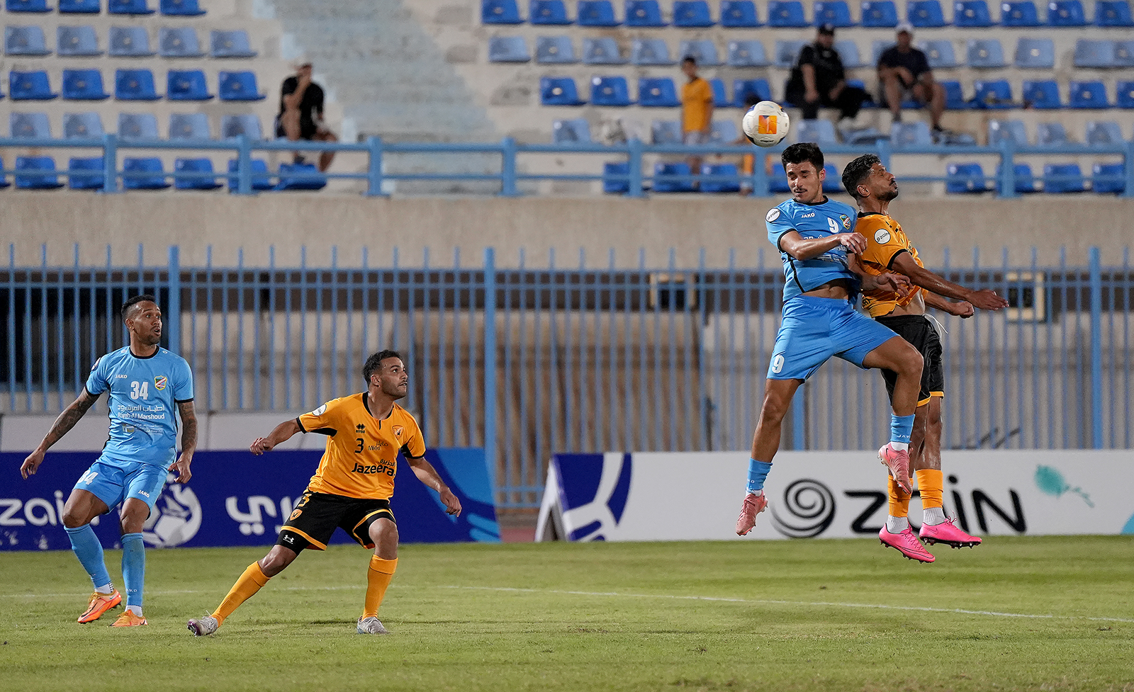 صراع هوائي على الكرة بين لاعبي الفريقين