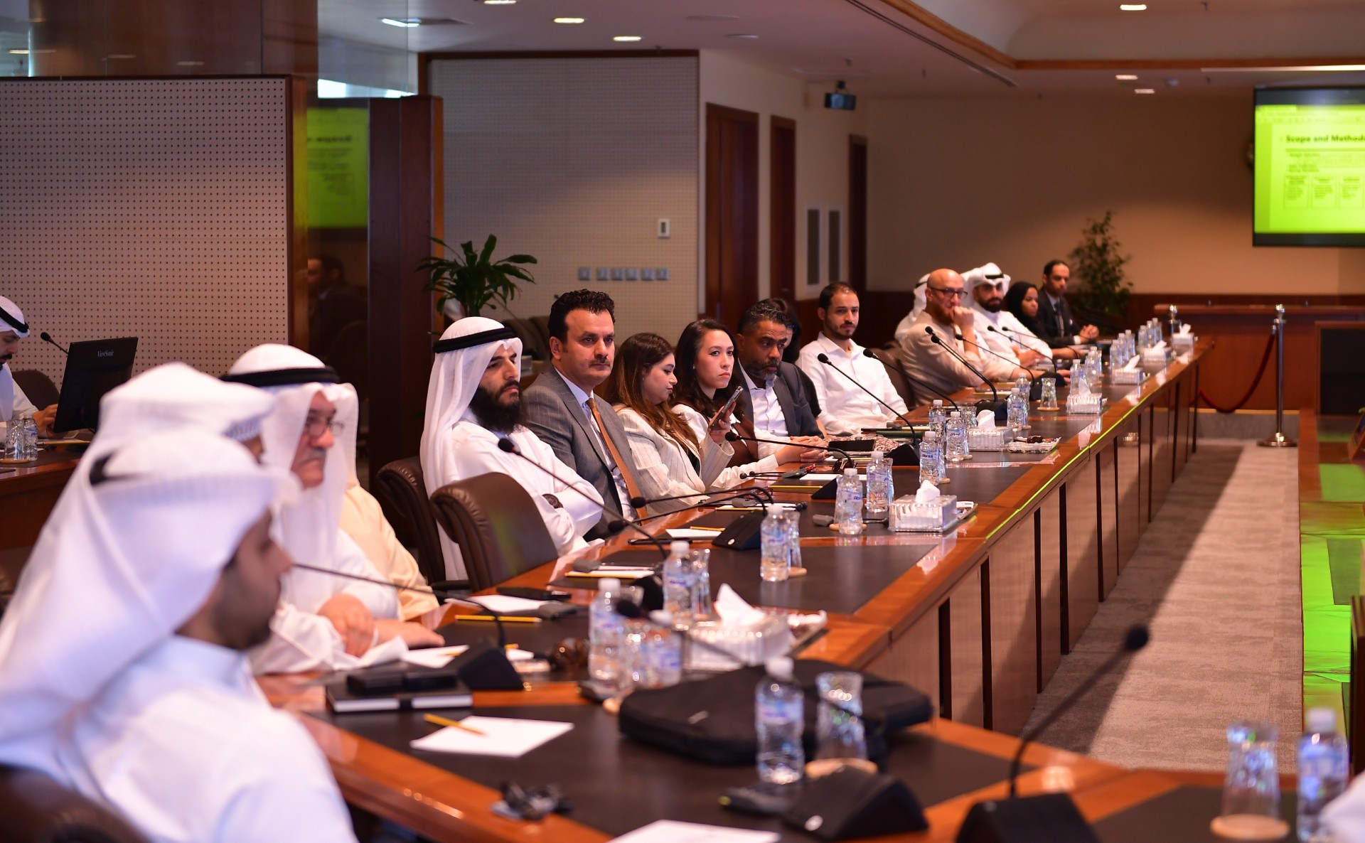 جانب من الجلسة النقاشية التي عقدتها (غرفة التجارة) بالتعاون مع منظمة العمل الدولية.