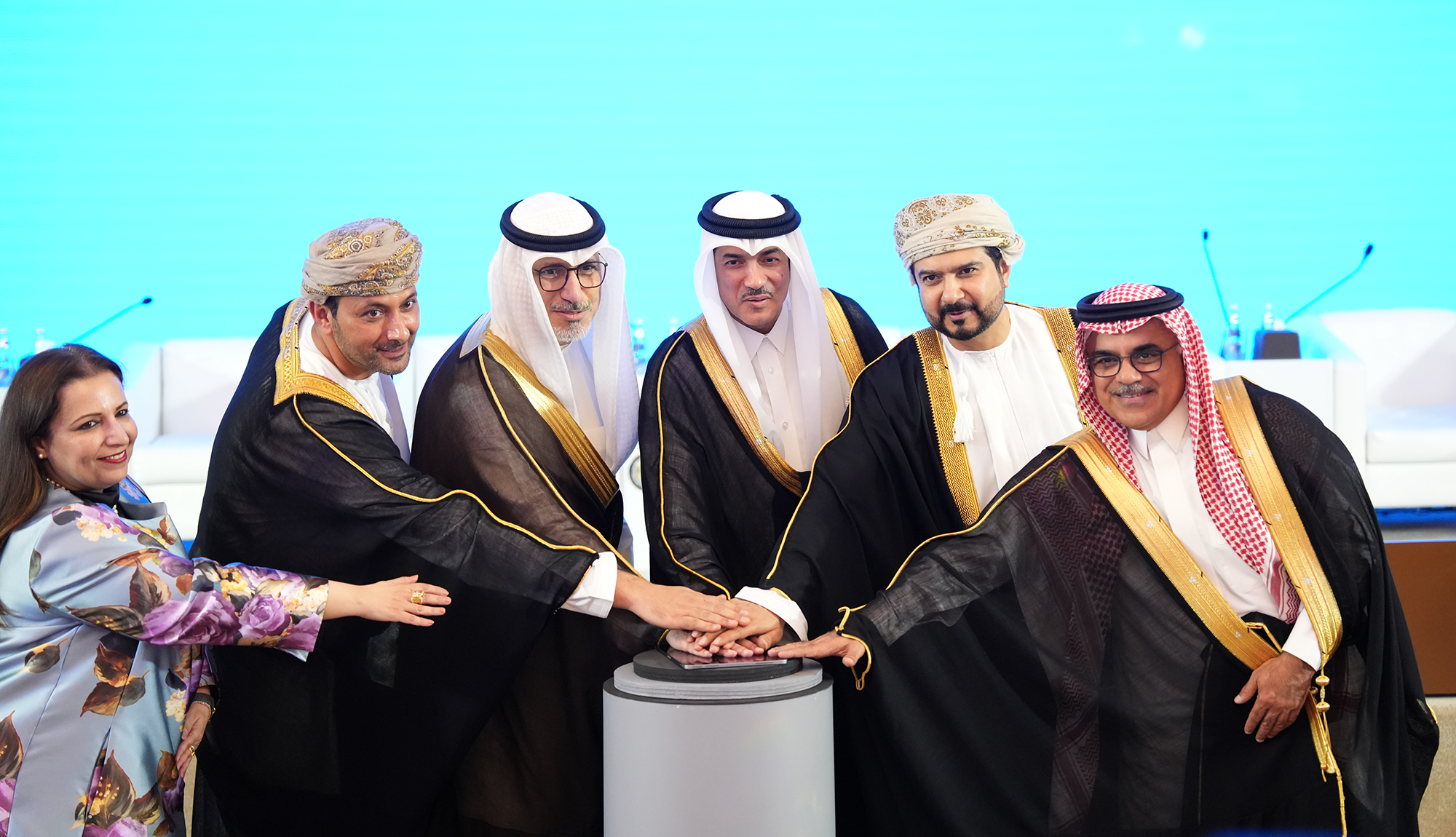 صورة جماعية لاطلاق منصة الخليج الصناعية