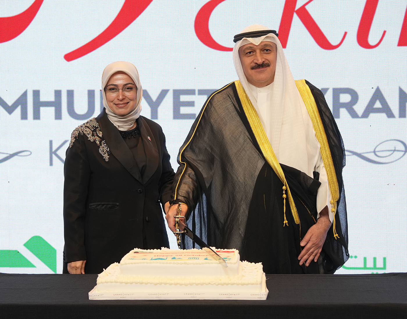 وزير الصحة د.أحمد العوضي وسفيرة تركيا لدى البلاد طوبي سونمز