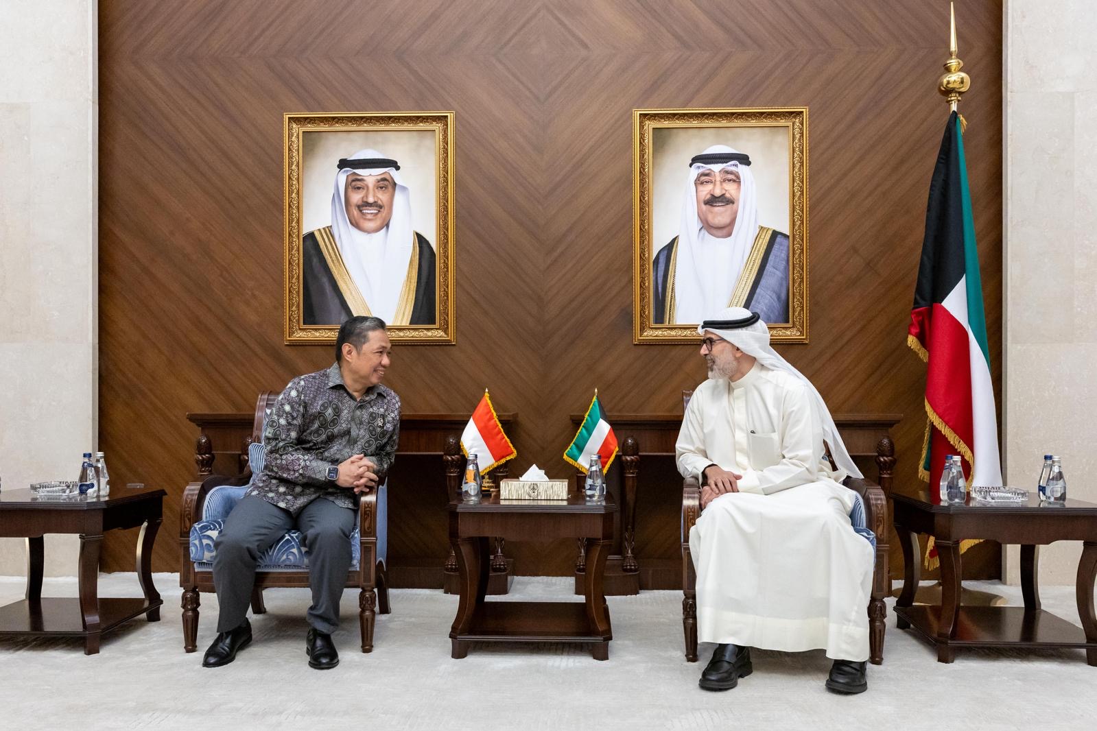 The Deputy Foreign Minister Sheikh Jarrah Jaber Al-Ahmad Al-Sabah receives his Indonesian counterpart Muhammad Anis Matta