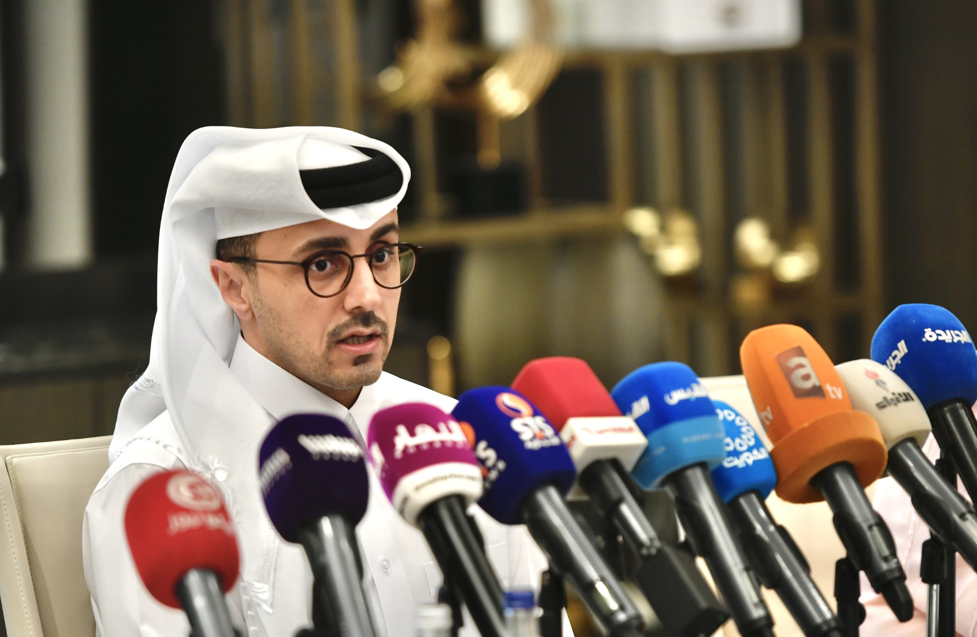 المدير التنفيذي للتخطيط والتنفيذ باللجنة المنظمة لبطولة كأس العرب لكرة القدم علي المحمود متحدثا بالمؤتمر الصحفي