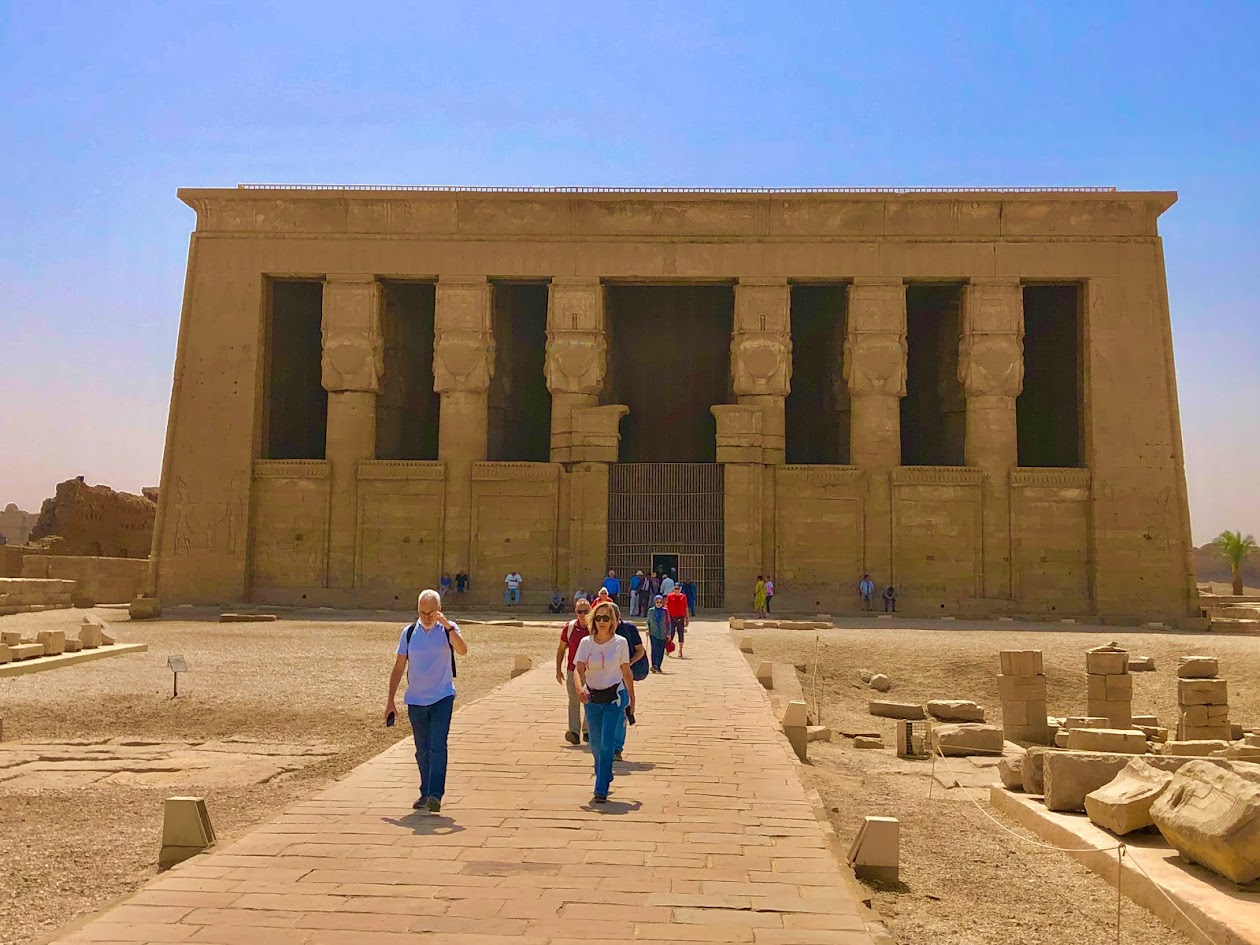 الواجهة الرئيسية لـ(معبد دندرة) تتصدرها اعمدة ضخمة