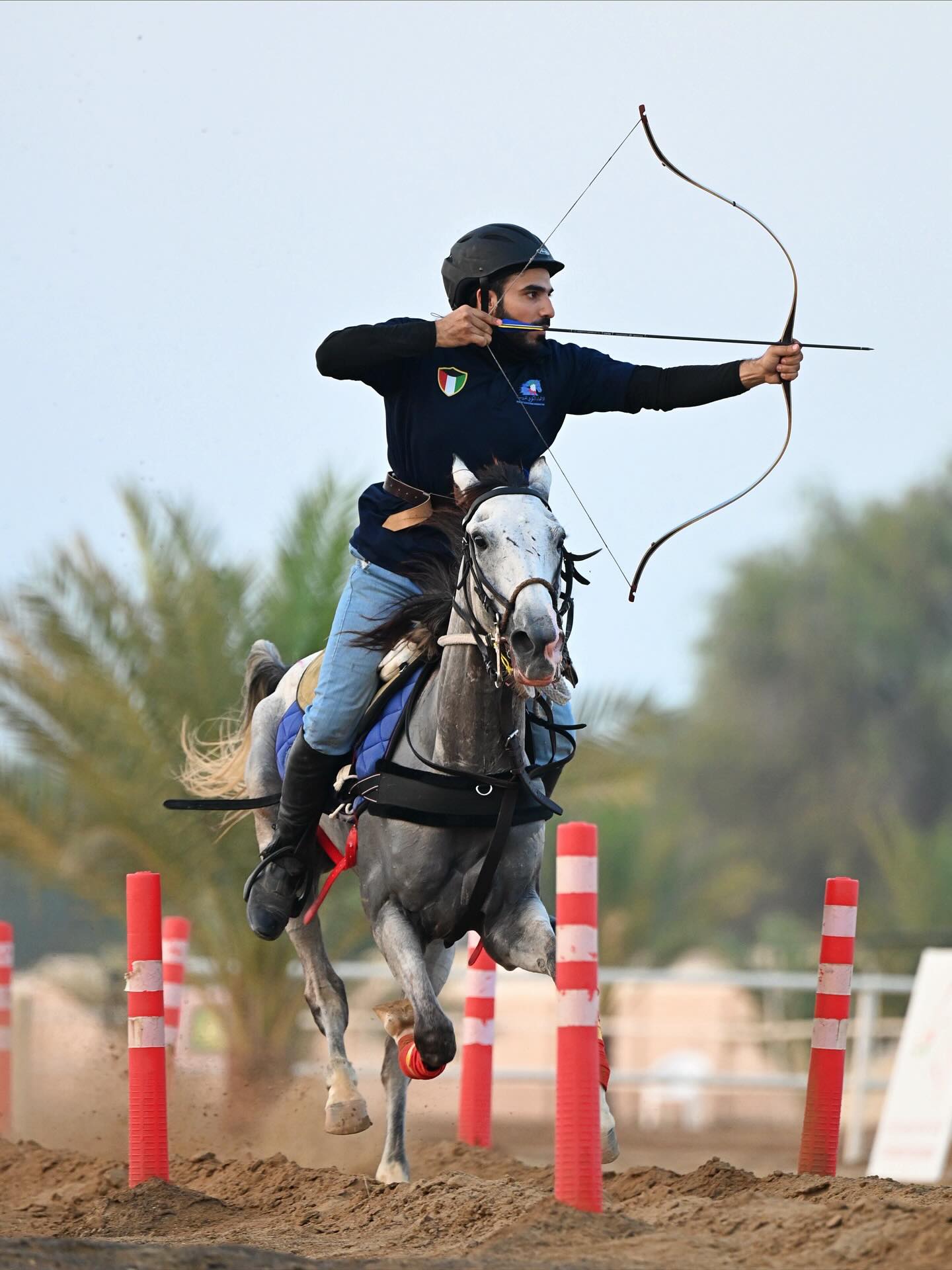 لحظة إطلاق الفارس الكويتي للسهم