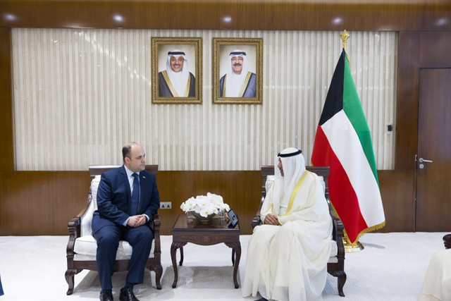 وزير الخارجية عبدالله اليحيا يتسلم نسخة من أوراق اعتماد سفير جمهورية أوكرانيا لدى دولة الكويت مكسيم صبح