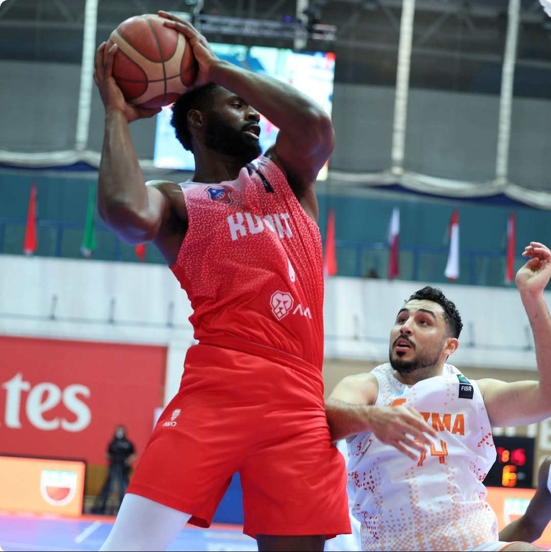 لاعب نادي الكويت يفرض سيطرته تحت السلة خلال مواجهة الفريقين