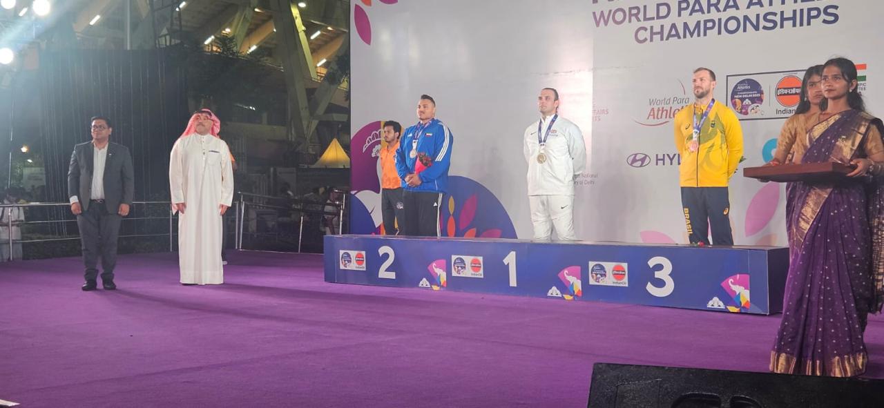 Sourour occupant la deuxième marche du podium mondial.