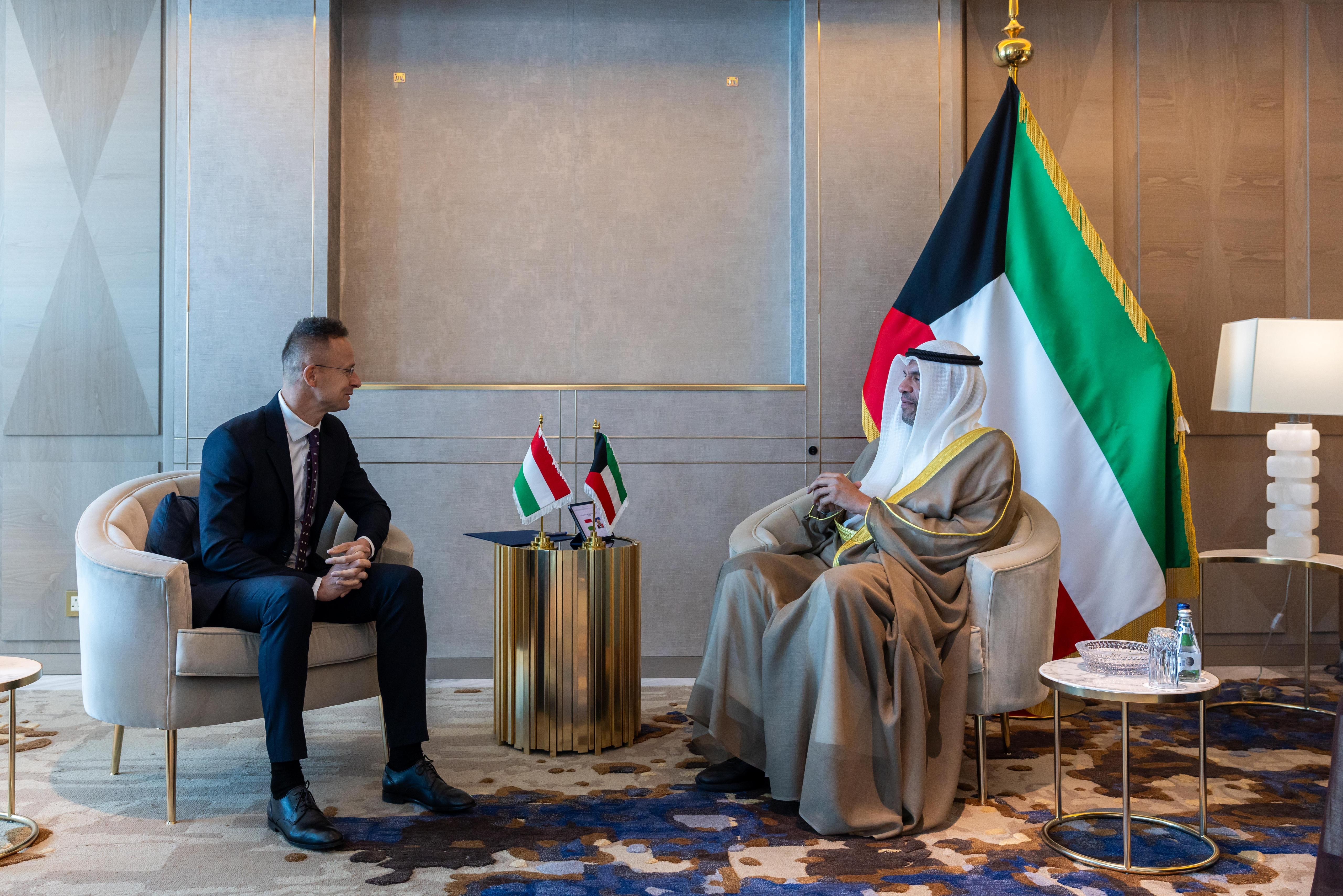 وزير الخارجية عبدالله اليحيا يلتقي وزير الخارجية والتجارة في هنغاريا الصديقة بيتر سيارتو