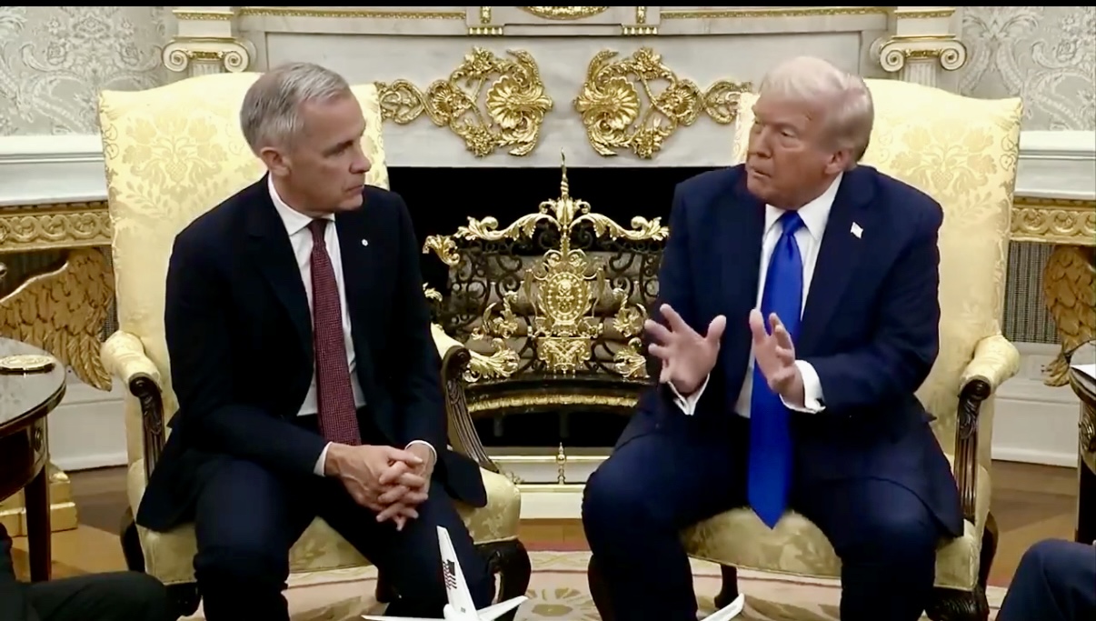 الرئيس الامريكي دونالد ترامب ورئيس الوزراء الكندي مارك كارني في حديث للصحفيين بالمكتب البيضاوي قبيل اجتماعهما