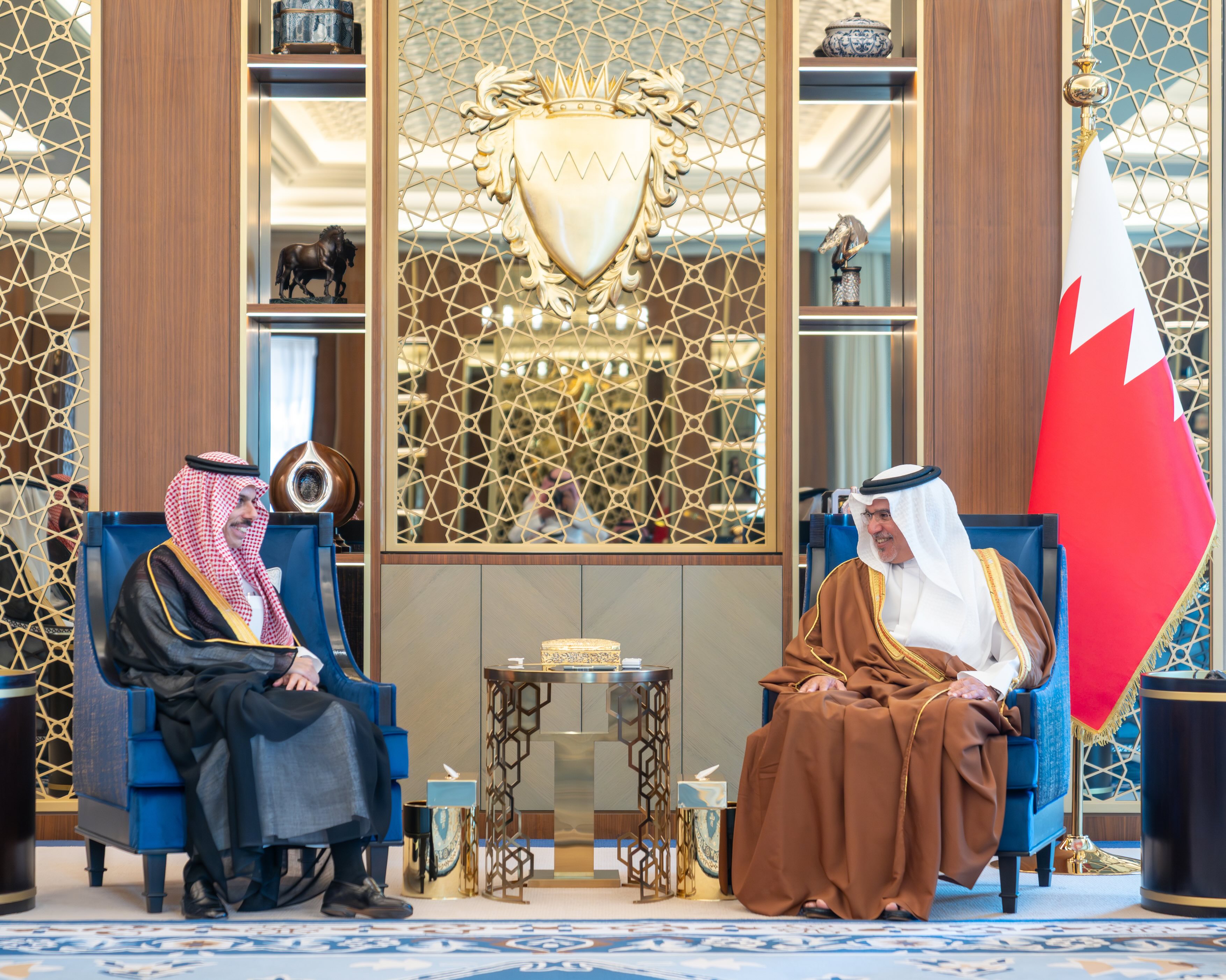 لقاء ولي العهد رئيس مجلس الوزراء البحريني بوزير الخارجية السعودي الأمير فيصل بن فرحان قصر القضيبية