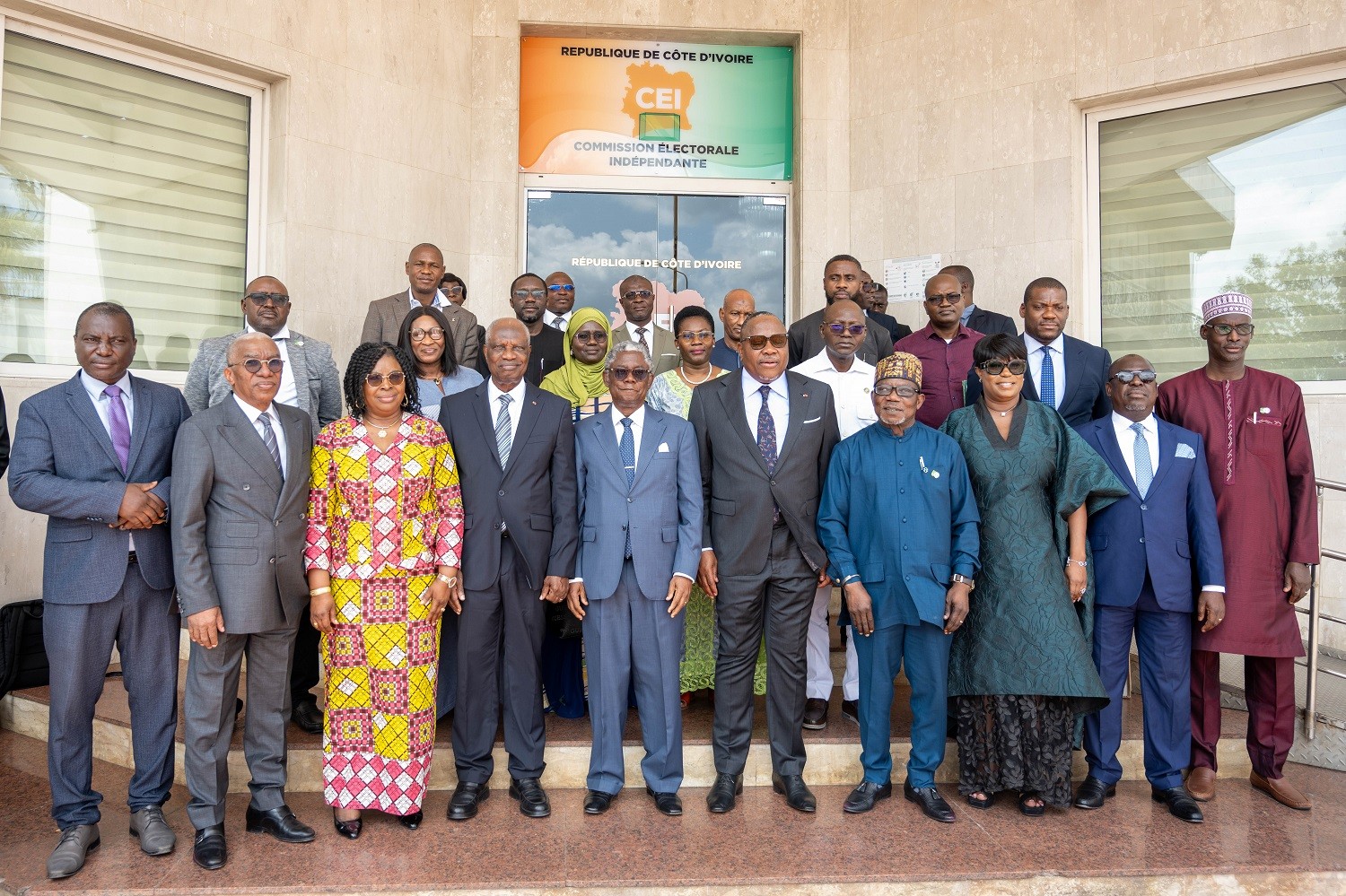 صورة جماعية لبعثة إيكواس إلى ساحل العاج لمراقبة الانتخابات الرئاسية