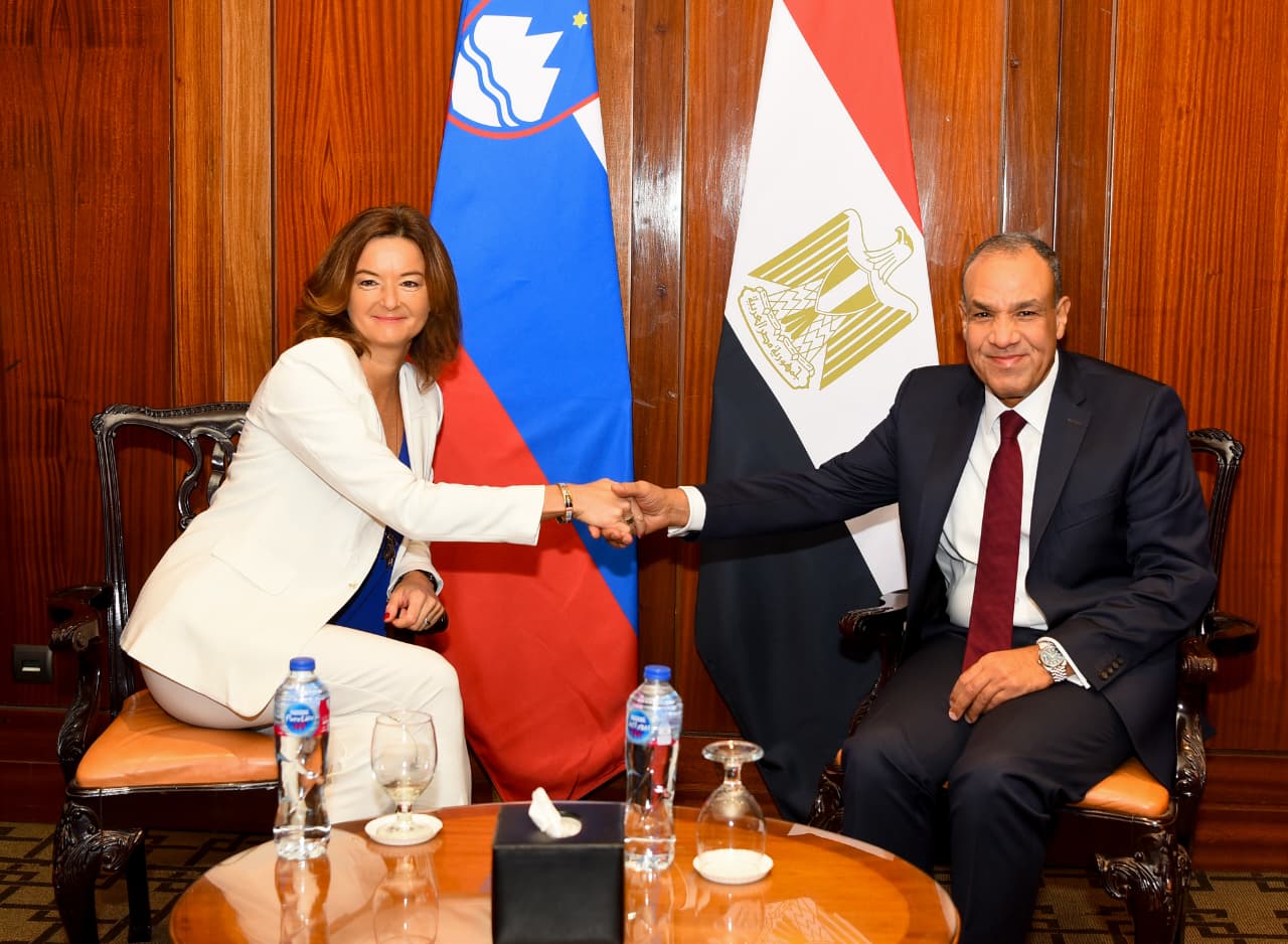 وزير الخارجية المصري بدر عبدالعاطي ونائبة رئيس الوزراء ووزيرة خارجية سلوفينيا تانيا فايون