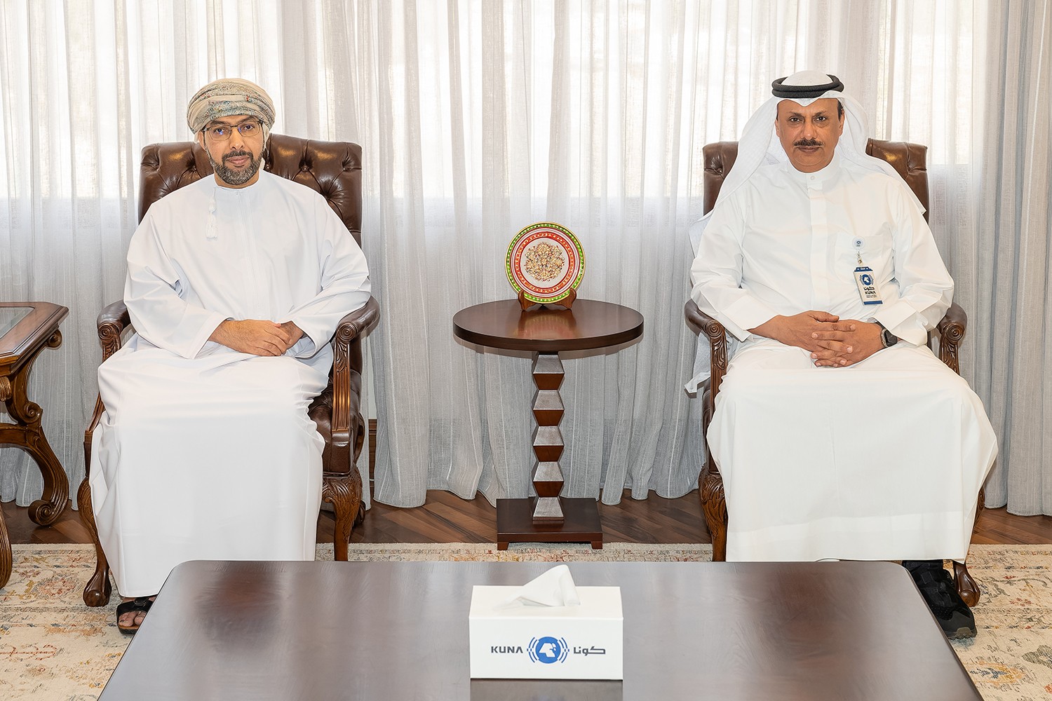 مدير عام وكالة الأنباء الكويتية (كونا) بالتكليف محمد المناعي مع سفير سلطنة عمان لدى البلاد الدكتور صالح الخروصي والوفد المرافق له