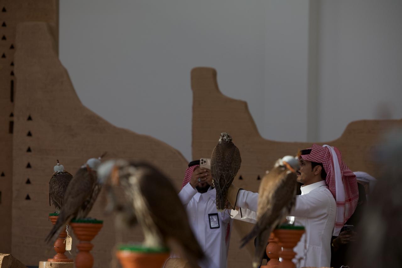 معرض الصقور والصيد بمدينة ملهم شمالي الرياض