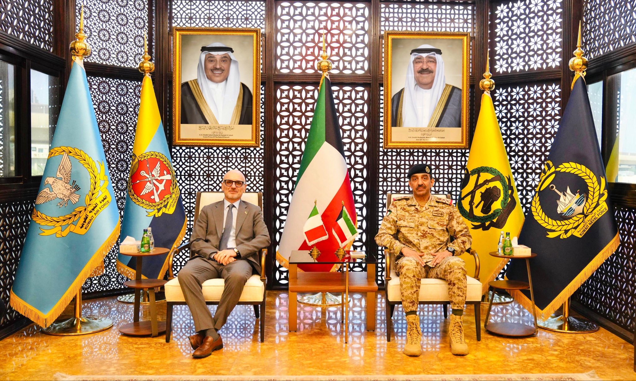 رئيس الأركان?? العامة للجيش الفريق الركن خالد الشريعان لدى لقائه سفير إيطاليا لدى دولة الكويت لورينزو موريني