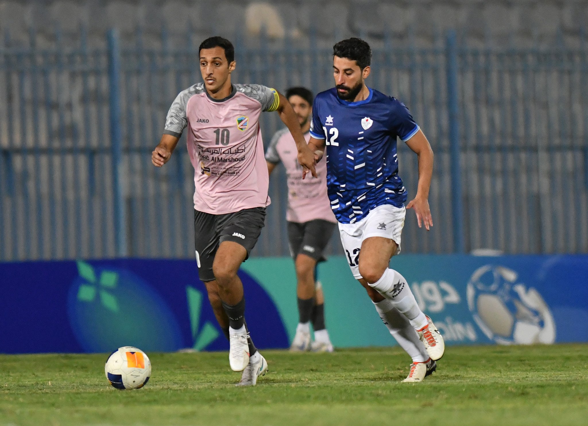 لاعب السالمية ينطلق بالكرة ولاعب الشباب يلاحقه