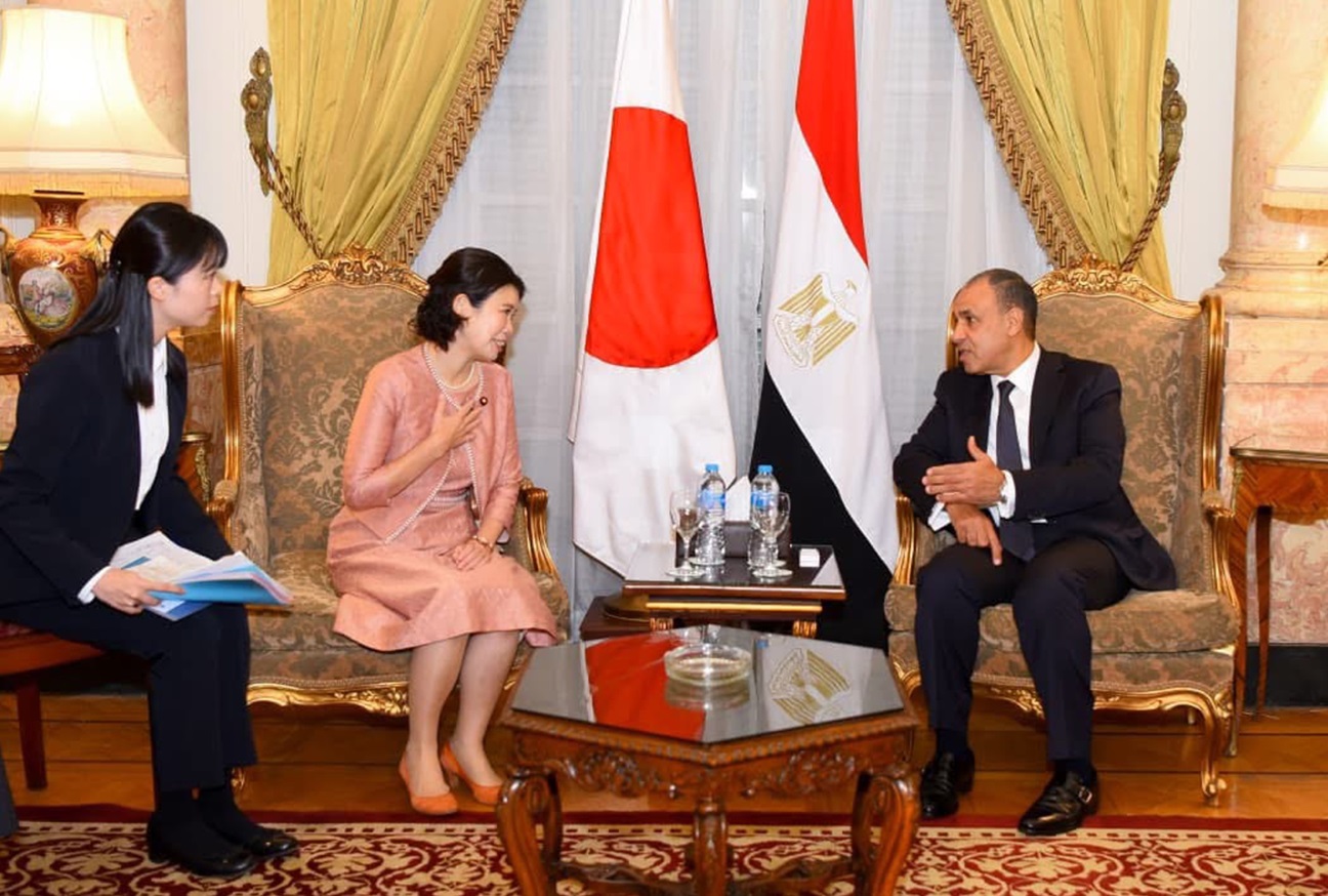 وزير الخارجية المصري بدر عبدالعاطي ومبعوثة رئيسة الوزراء اليابانية ووزيرة الدولة للشئوون الخارجية أيانو كونيميتسو
