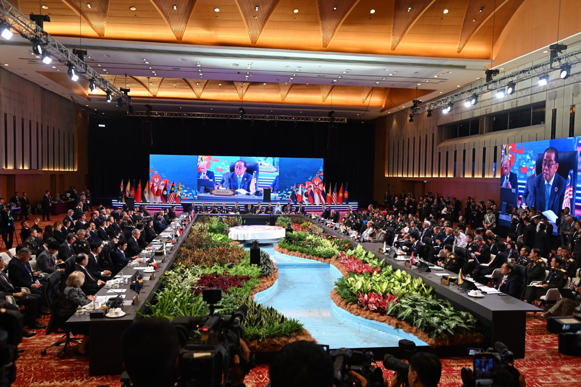 جانب من الاجتماع الثاني عشر لوزراء دفاع (آسيان بلس) الذي عقد في كوالالمبور
