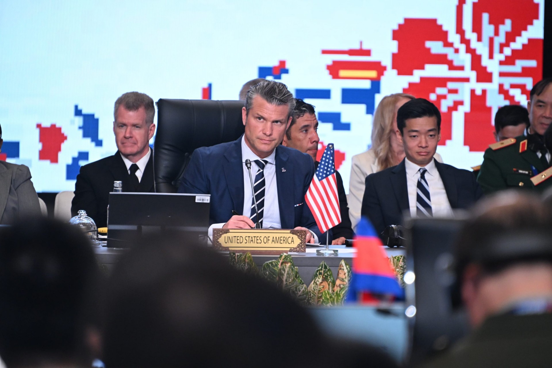 وزير الحرب الأمريكي بيت هيغسث خلال اجتماع مع وزراء دفاع رابطة دول جنوب شرق آسيا (آسيان) في كوالالمبور