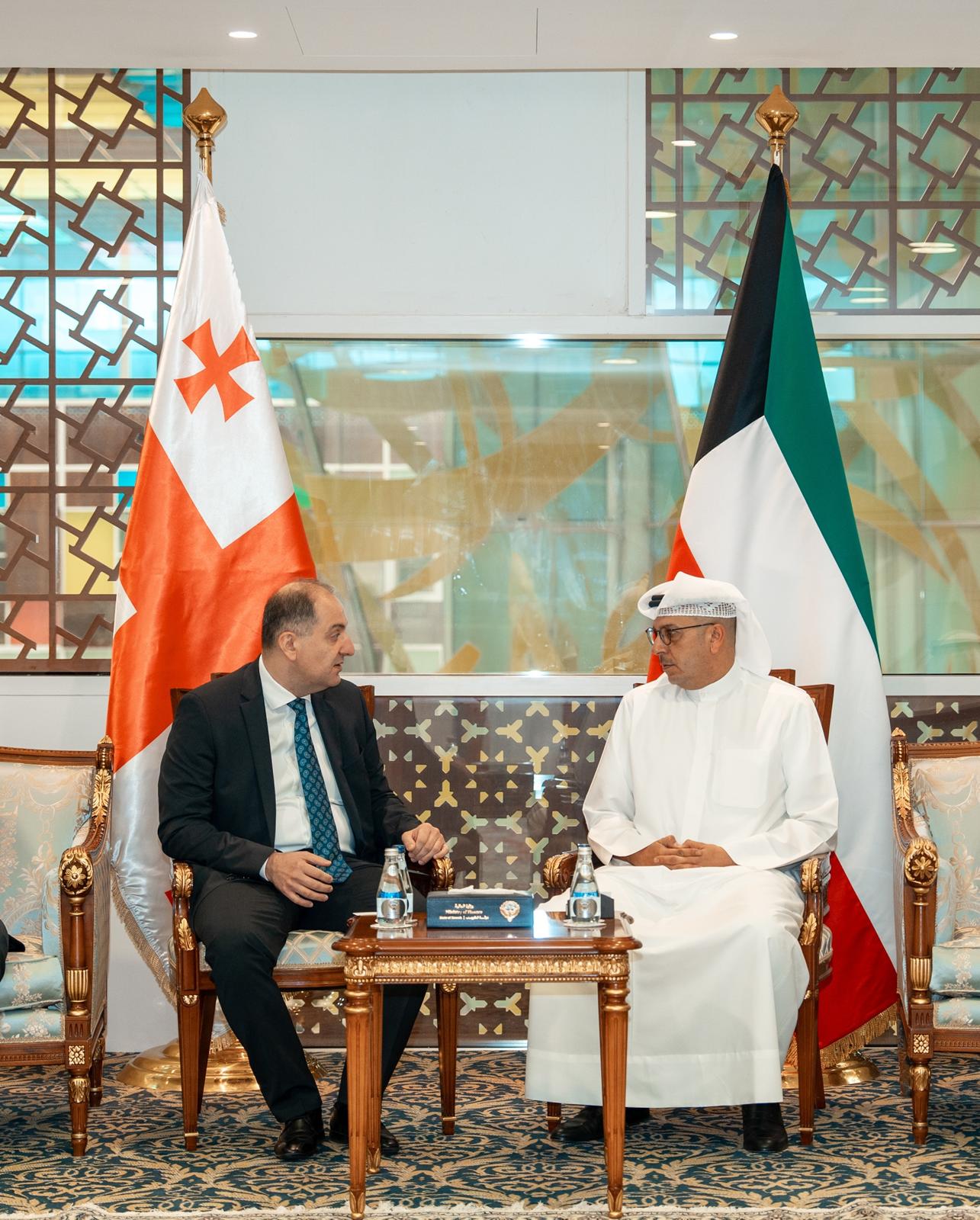 وزير الكهرباء والماء والطاقة المتجددة ووزير المالية ووزير الدولة للشؤون الاقتصادية والاستثمار بالوكالة الدكتور صبيح المخيزيم مع سفير جمهورية جورجيا لدى البلاد نوشريفان لومتاتيدزه