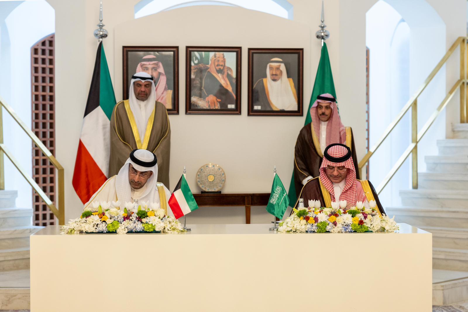 Kuwaiti Minister of Foreign Affairs Abdullah Al-Yahya and Saudi Foreign Minister Prince Faisal bin Farhan during signs agreements