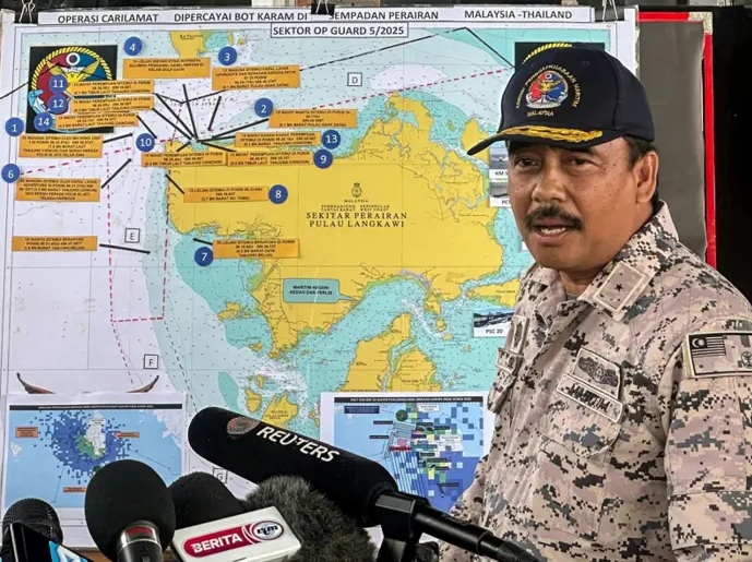 المدير الإقليمي لوكالة الإنفاذ البحري الماليزية روملي مصطفى خلال المؤتمر الصحفي