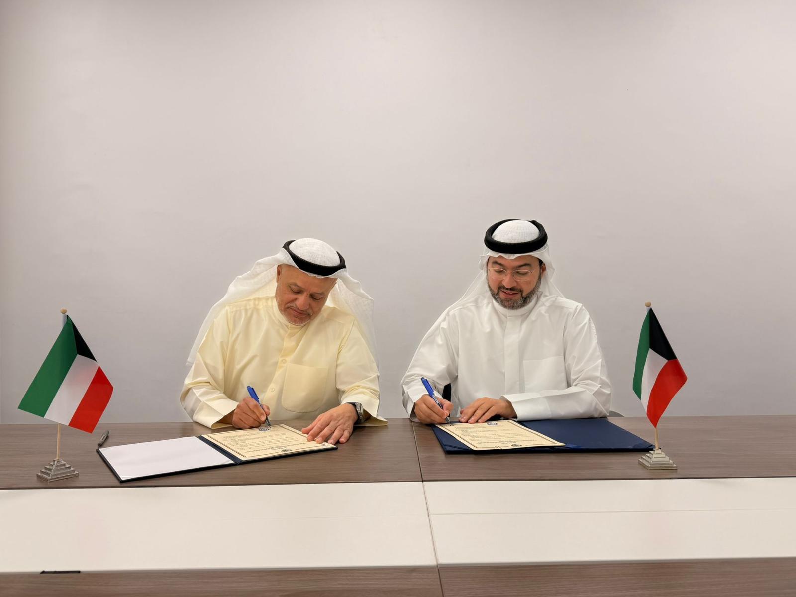 رئيس الطيران المدني الشيخ م. حمود المبارك الحمود الجابر الصباح ورئيس مجلس إدارة الهيئة العامة للاتصالات وتقنية المعلومات خالد الزامل خلال توقيع العقد