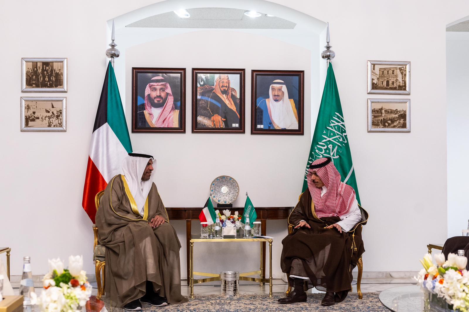 وزير الخارجية الكويتي اليحيا مع وزير الخارجية السعودي الأمير فيصل بن فرحان آل سعود