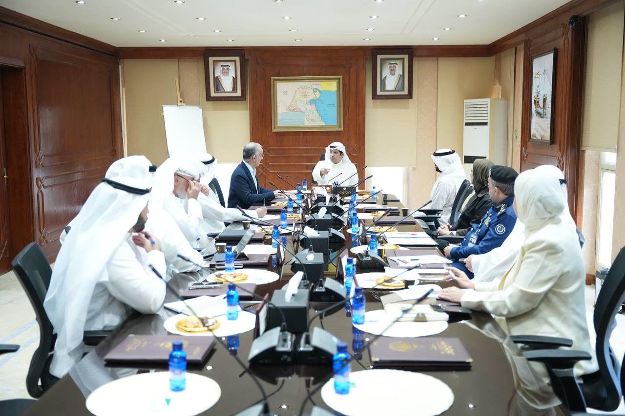 Le ministre de l'Information se réunit avec le comité supérieur de « Visit Kuwait »