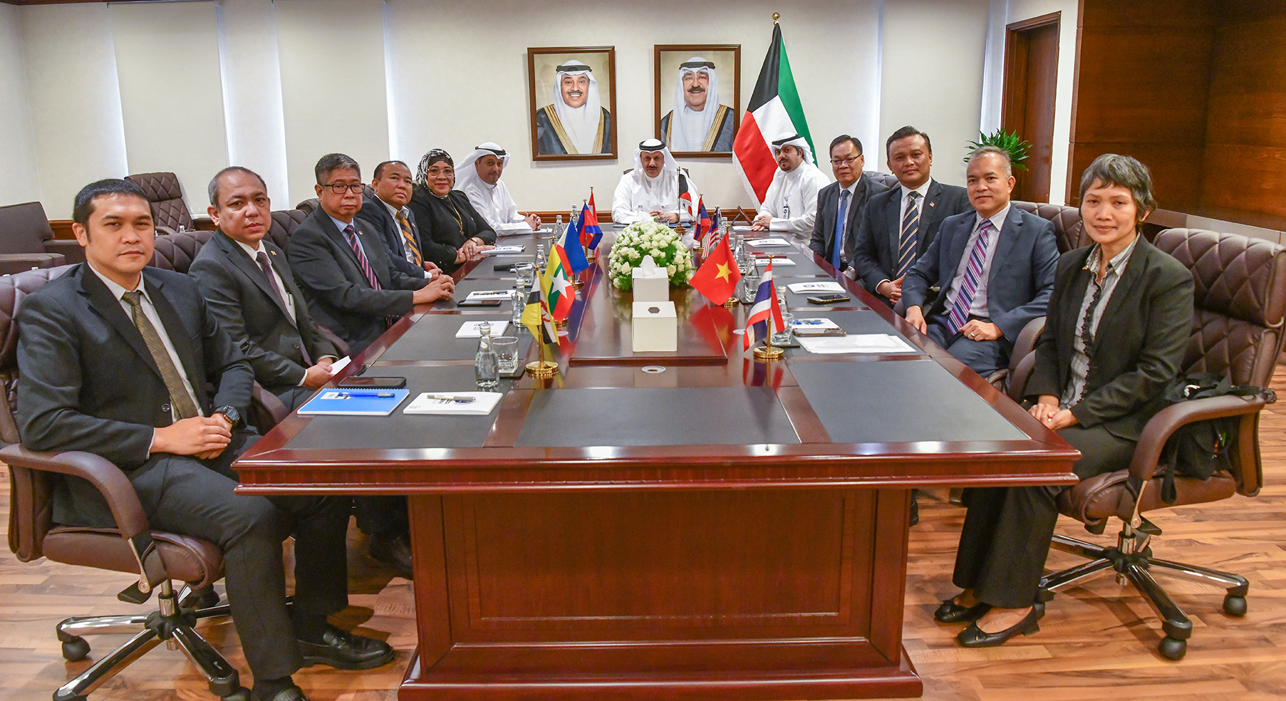 المدير العام لوكالة الأنباء الكويتية بالتكليف محمد المناعي ونائب المدير العام لقطاع التحرير عصام الغانم ورئيس التحرير بالتكليف محمد البحر مع سفراء (آسيان) لدى البلاد