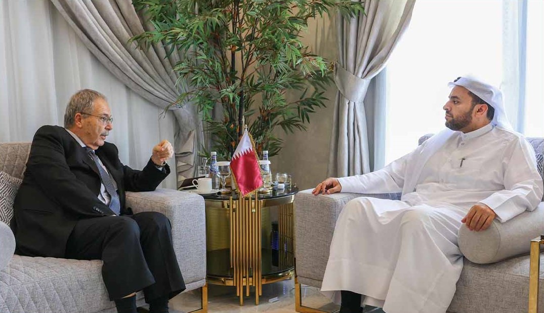 وزير الدولة بوزارة الخارجية القطرية الدكتور محمد الخليفي اليوم الثلاثاء مع نائب رئيس الوزراء اللبناني الدكتور طارق متري