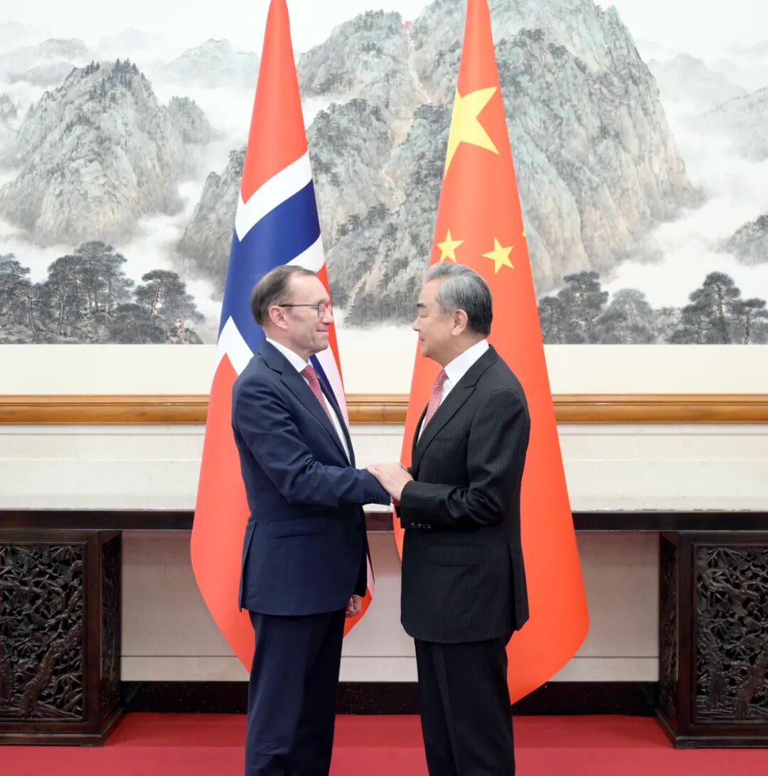 وزير الخارجية الصيني وانغ يي مع نظيره النرويجي إسبن بارث إيدي في العاصمة بكين