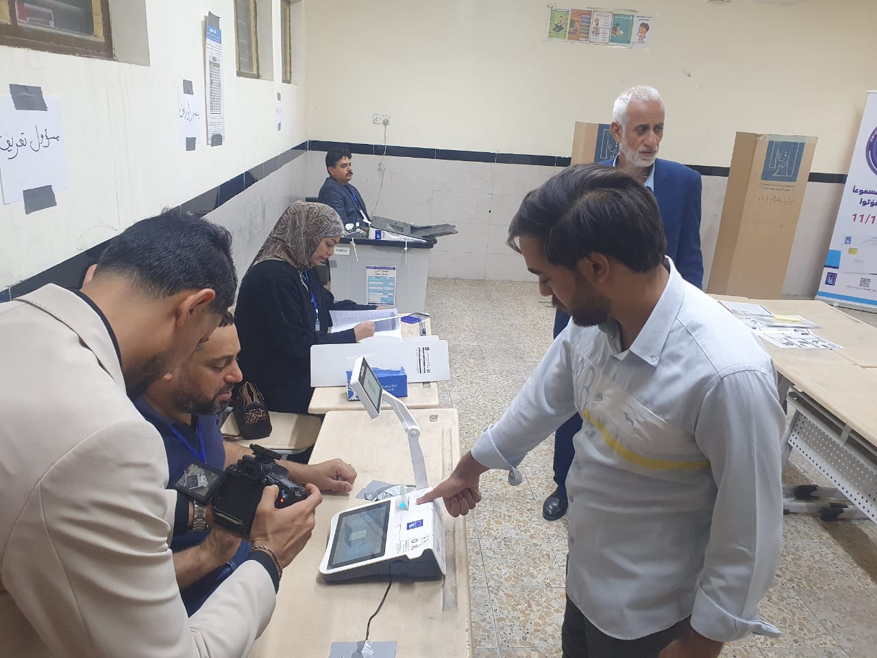احد المواطنين يدلي بصوته في الانتخابات العراقية