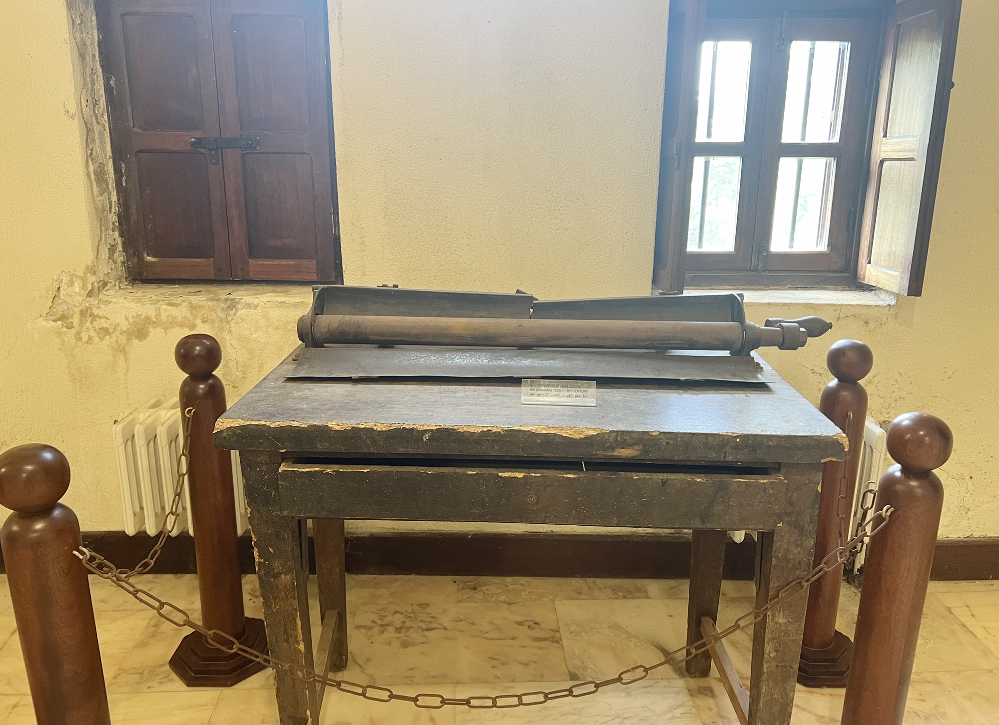 آلة خشبية كانت تستخدم لفرد الورق في المطبعة الزاخرية في بلدة خنشارة في لبنان