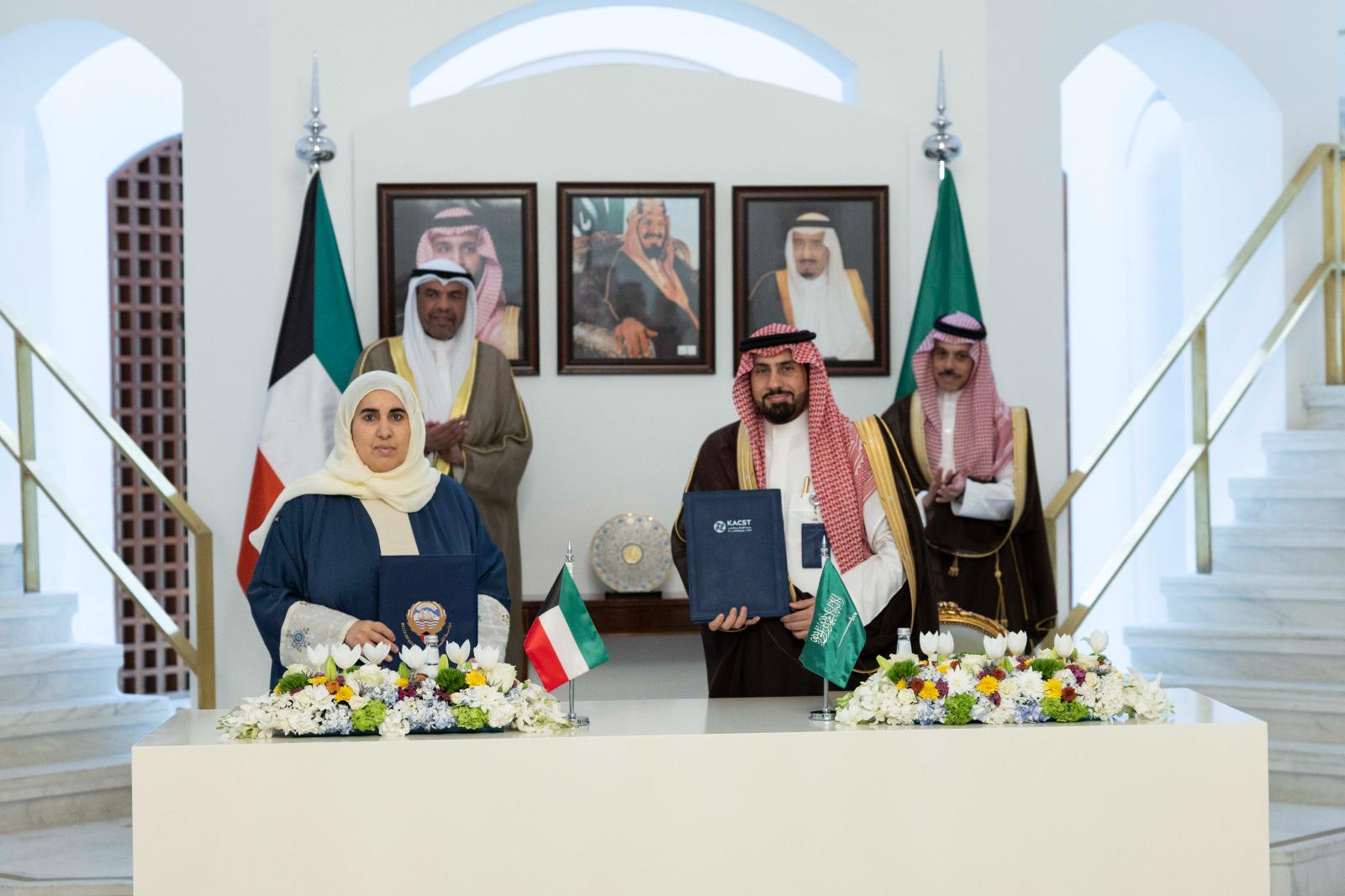 وكيل وزارة المالية الكويتية أسيل المنيفي خلال التوقيع