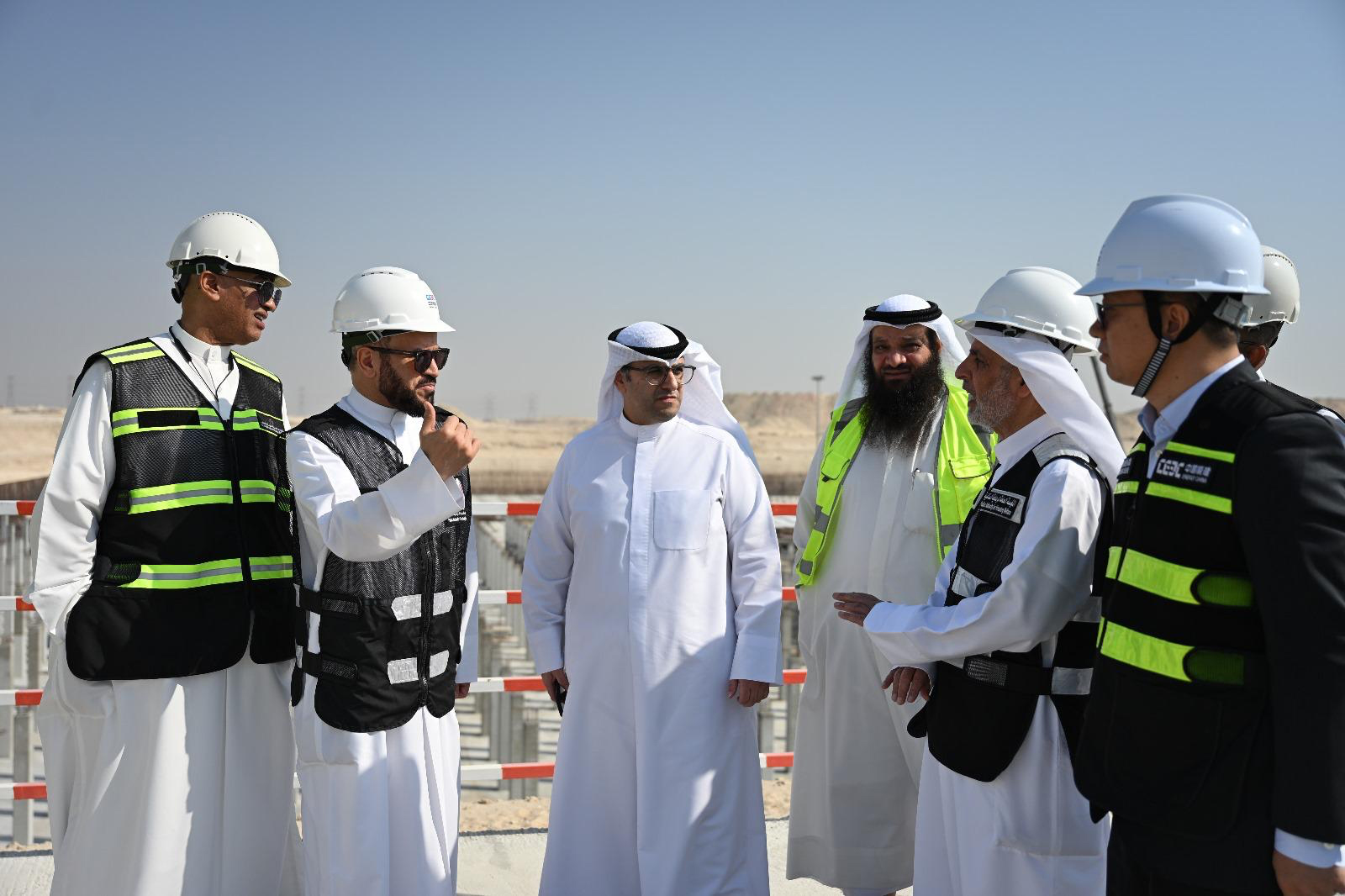 وزير الدولة لشؤون البلدية ووزير الدولة لشؤون الإسكان عبداللطيف المشاري يتفقد مشروع مدينة جنوب سعد العبدالله للاطلاع على آخر مستجدات العقود وأعمال التنفيذ