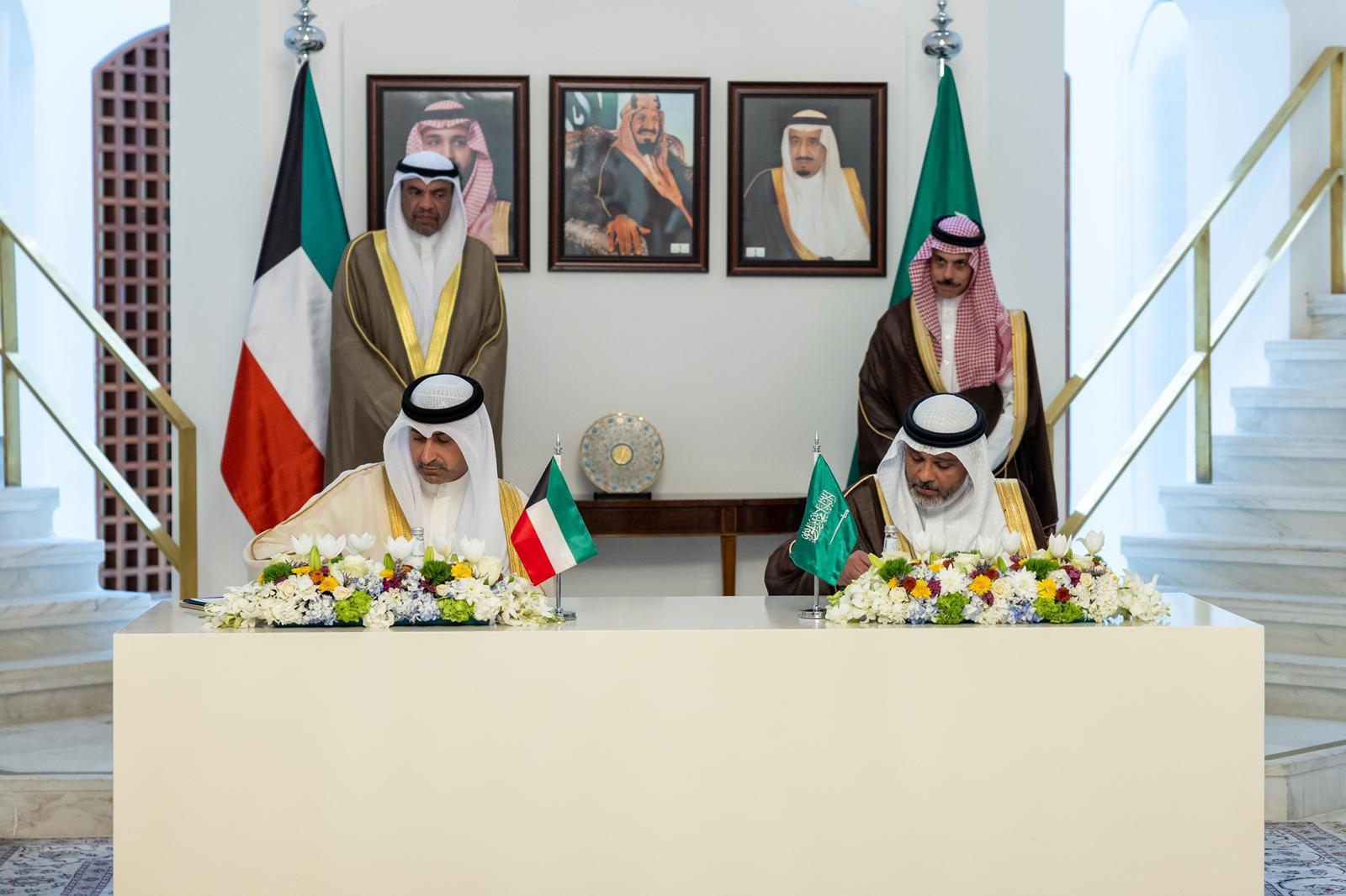 وكيل وزارة النفط الشيخ الدكتور نمر فهد المالك الصباح خلال توقيع مذكرة التفاهم في مجلس التنسيق الكويتي السعودي بحضور وزيري خارجية البلدين