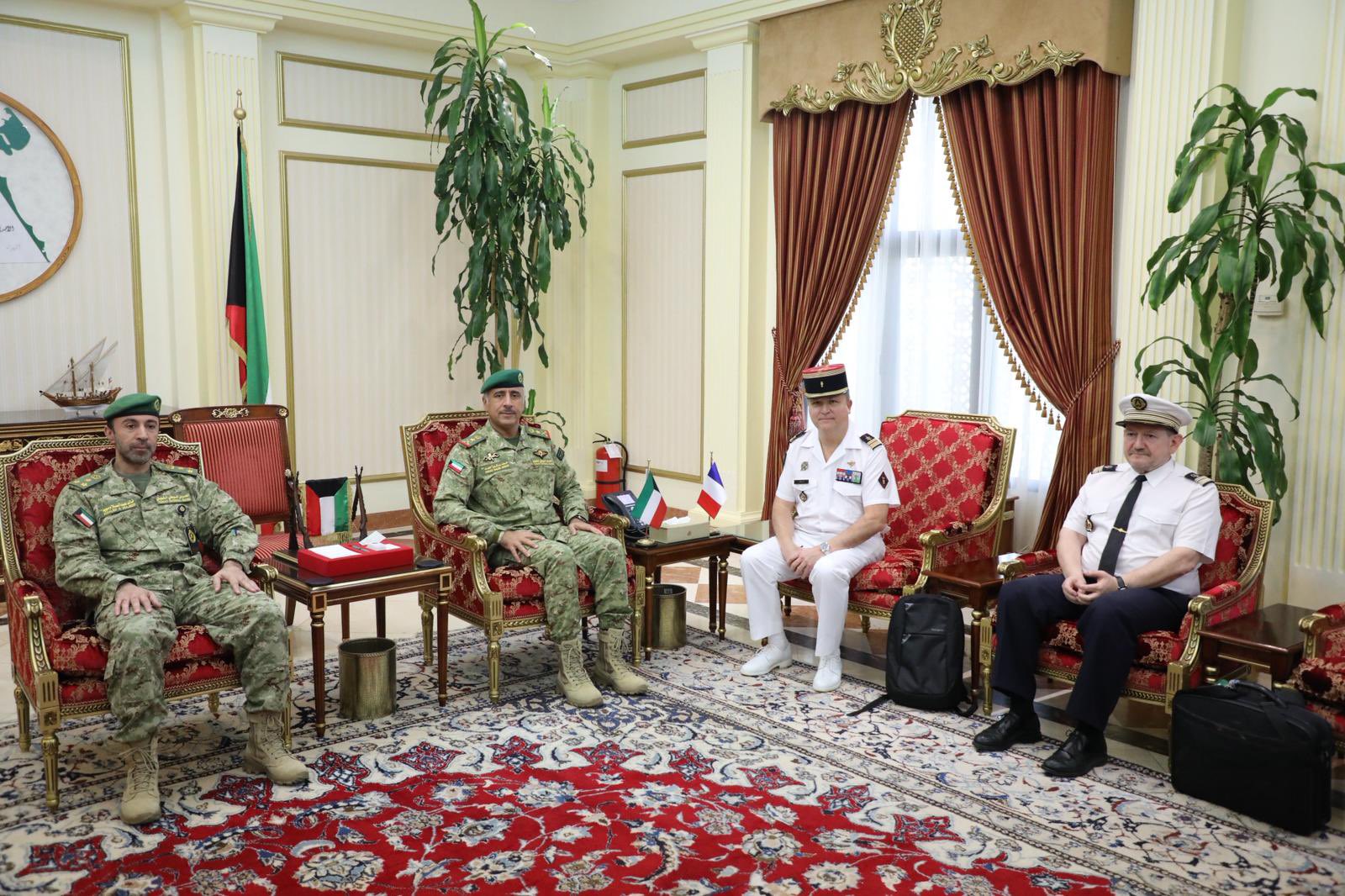 وكيل الحرس الوطني خلال استقبال الملحق العسكري الفرنسي لدى البلاد