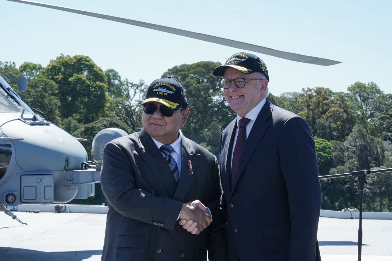 رئيس وزراء أستراليا أنتوني ألبانيزي والرئيس الإندونيسي برابوو سوبيانتو خلال لقائهما على متن السفينة الحربية (إتش إم إيه إس كانبيرا) في سيدني