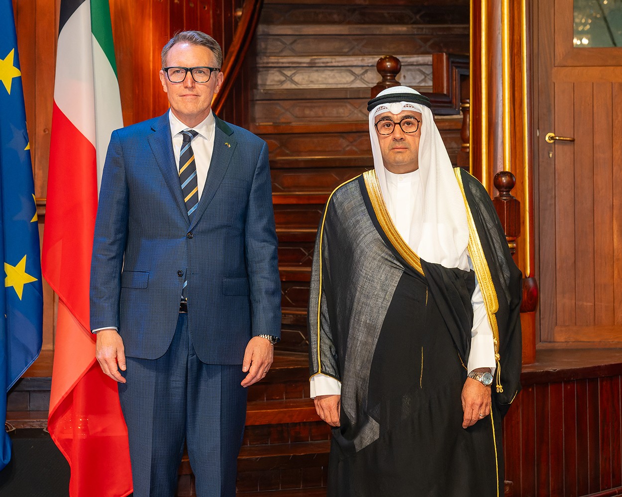 نائب وزير الخارجية لشؤون أوروبا السفير صادق معرفي وسفير السويد لدى الكويت فريدريك فلورن