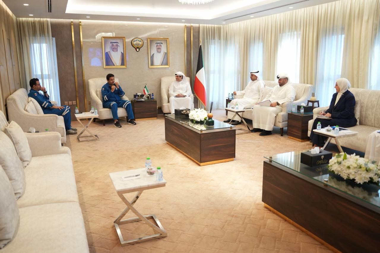 Minister of Information Abdulrahman Al-Mutairi during his meeting with the Kuwait Oil Company (KOC) delegation