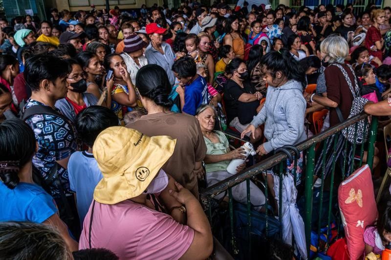 حشد من النازحين يلجأون إلى مدرسة تحسبا من تأثير إعصار (أوان)