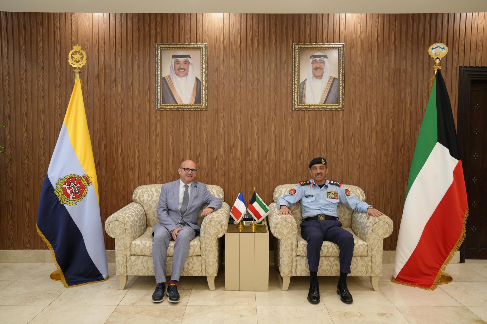 رئيس الأركان العامة للجيش يبحث مع السفير الفرنسي موضوعات مشتركة