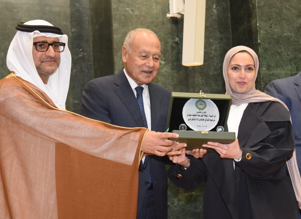 الأمانة العامة لجامعة الدول العربية تكرم الأستاذة شيخة سعيدان