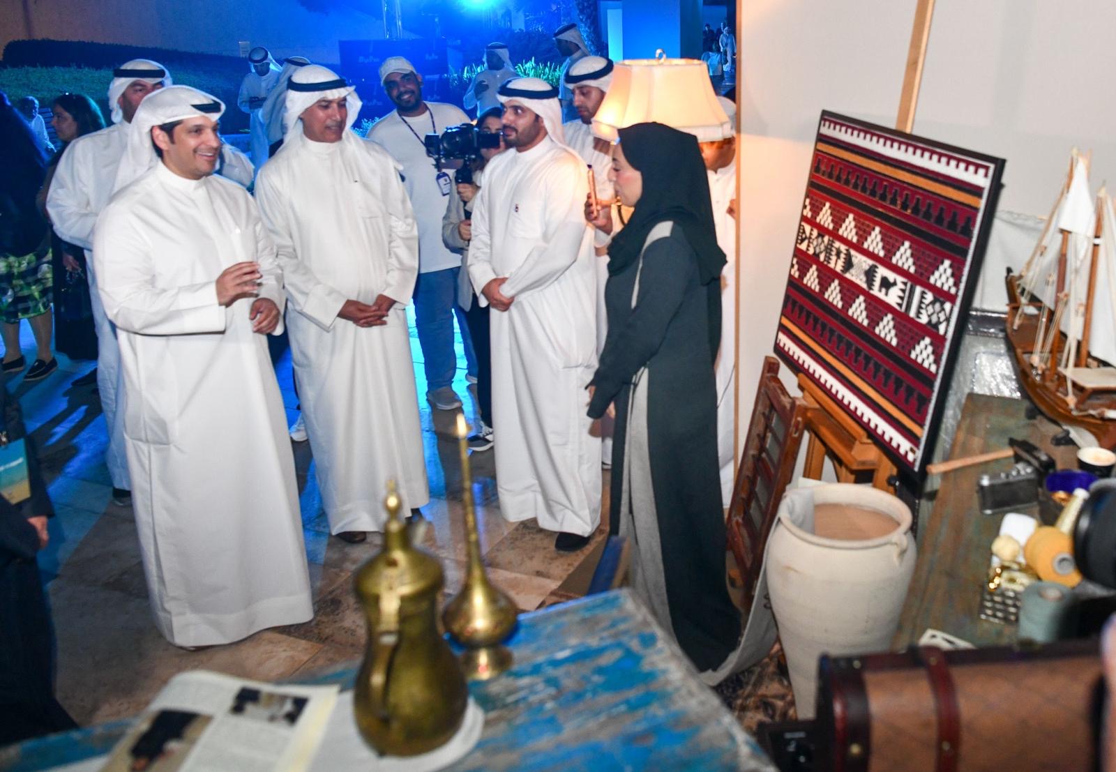 وزير الإعلام والثقافة يطلع على أجنحة (الكويت تجمعنا)